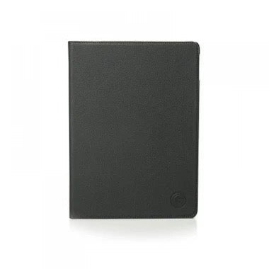 Ein geschlossenes schwarzes Mike Galeli Leder Tablet Case NICK für iPad Air 10.9"/11", mit glatter Textur und kleinem kreisförmigen Logo unten rechts, wird vor einem schlichten weißen Hintergrund gezeigt.