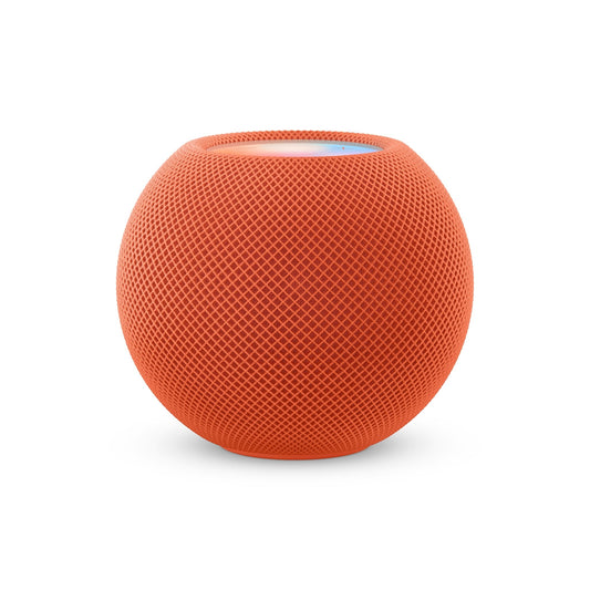 Der Apple HomePod mini, orange, ist ein kugelförmiger intelligenter Lautsprecher mit einer Außenseite aus Mesh und einer flachen Oberseite, der immersiven 360°-Audio liefert. Abgebildet auf einem weißen Hintergrund.