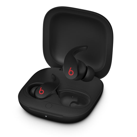 Ein Paar Apple Beats Fit Pro komplett kabellose In-Ear Kopfhörer in Schwarz mit roten b Logos liegen im offenen, geschwungenen Ladecase mit Front-LED. Die Ohrhörer bieten komfortablen Sitz.
