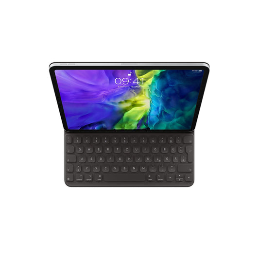 Ein Apple iPad Air M2 mit leuchtendem Bildschirm ist an einem Apple Smart Keyboard Folio für iPad Air (4. Gen) und iPad Pro 11" (2. Gen) befestigt, das auf weißem Hintergrund die Uhrzeit 09:41 anzeigt.
