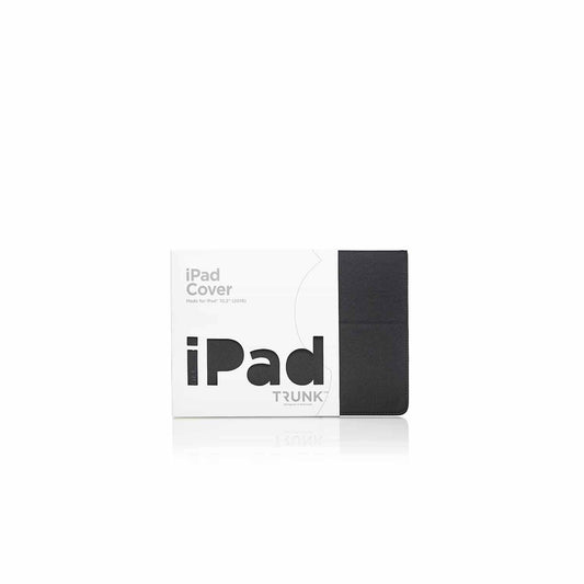 Das TRUNK Neopren iPad Cover für iPad 10.2 Zoll in schwarz mit Magnetverschluss ist teilweise aus der weißen Verpackung mit der Aufschrift iPad Cover und TRUNK entnommen und vor einem schlichten weißen Hintergrund abgebildet.