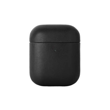 Das Native Union AirPods Ledercase für Airpods 1&2 in schwarz wird aufrecht und geschlossen mit einem matten Finish vor einem schlichten weißen Hintergrund gezeigt. Geeignet für kabelloses Laden.