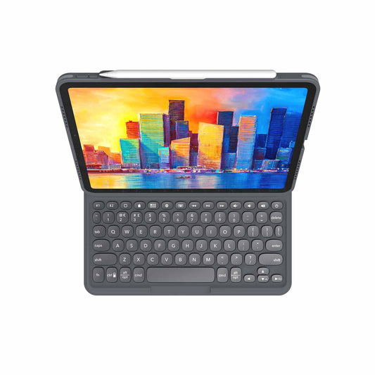 A ZAGG Tastatur Pro Keys für iPad Air 10.9 Zoll, schwarz, hält ein Tablet mit einer bunten Stadtansicht auf dem Bildschirm. Ein Stylus liegt obenauf; der schlichte weiße Hintergrund betont das elegante Hüllendesign.