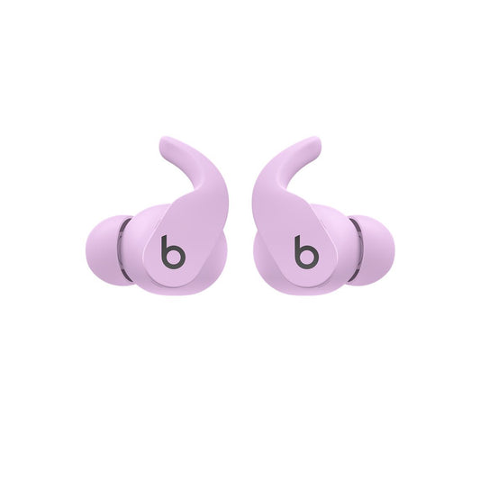 Ein Paar Apple Beats Fit Pro komplett kabellose In-Ear-Kopfhörer in violett mit Ohrhaken und einem schwarzen b-Logo an der Seite bieten komfortablen Sitz, abgebildet vor einem schlichten weißen Hintergrund.