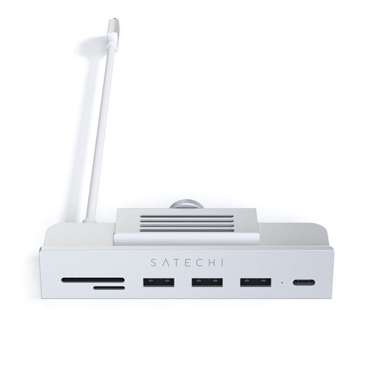 Der silberne Satechi USB-C Clamp Hub für iMac 24 Zoll verfügt über drei USB-A-Anschlüsse, einen SD-Kartenleser und einen USB-C-Anschluss, der für die Befestigung am iMac mit einem rückseitigen Anschlusskabel vorgesehen ist.
