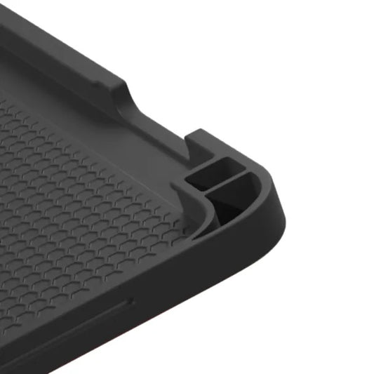 Nahaufnahme der Ecke des DEVIA Rosy Case iPad 10. Generation und A16 - schwarz von DEVIA. Man erkennt den schwarzen, wabenförmigen Kunststoff mit erhabenen Kanten und einem kleinen Fach in der Ecke.