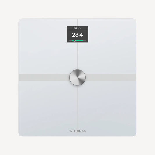 Merkezinde yuvarlak metal bir detay bulunan ve ekranında “FAT % 28,4” değerini gösteren şık, beyaz renkli Withings Body SMART WLAN vücut tartısı — sağlık hedeflerinize destek olacak vücut analizi için idealdir. Alt kısmında Withings markası görülmektedir.