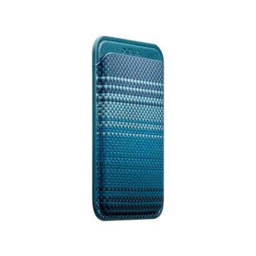 PITAKA MagSafe Woven Wallet Blue / Moonrise mit blauem Webmuster und horizontalen Ombré-Streifen.