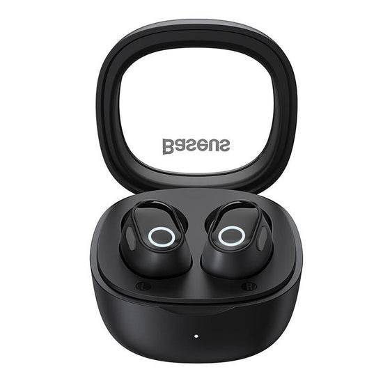 A pair of Baseus kabellose mini Kopfhörer - Schwarz with runden LED-Anzeigen liegen in einem offenen schwarzen Ladecase. Die Innenseite des Deckels zeigt das Baseus-Logo und Bluetooth 5.3 wird hervorgehoben.