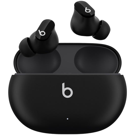 Apple Beats Studio Buds, kabellose NC In-Ear Kopfhörer in Schwarz mit weißem b-Logo und passendem Ladecase werden vor weißem Hintergrund gezeigt. Genieße mit diesen Kopfhörern Premium-Sound.