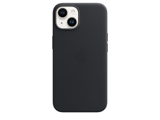 Die Apple iPhone 14/15 Plus Ledertasche mit MagSafe in Midnight wird von der Rückseite gezeigt und zeigt ihr glattes, minimalistisches Design, das zentrierte Apple-Logo, den Ausschnitt für die Dual-Linsen-Kamera und die Unterstützung für drahtloses Laden mit einem MagSafe-Ladegerät.