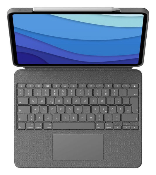 Das Logitech Combo Touch für iPad Pro 11" (2./3./4. Gen) von Logitech, mit Tablet und Stylus am oberen Rand, verfügt über eine beleuchtete Tastatur und ein großes Trackpad; der Bildschirm zeigt ein blaues Wellenmuster, alles von oben gesehen.