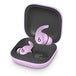 Ein Paar violette Beats Fit Pro komplett kabellose In-Ear Kopfhörer von Apple mit Ohrbügeln sind in einem passenden Ladecase gezeigt und bieten einen komfortablen Sitz für ganztägigen Tragekomfort.