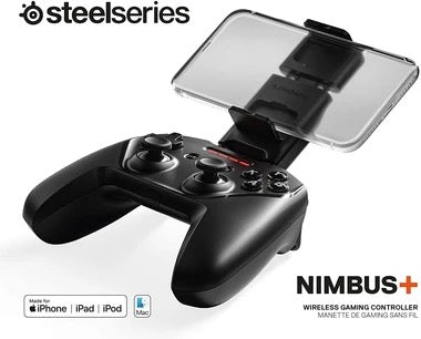 Der schwarze SteelSeries Nimbus+ Wireless Game Controller mit Telefonhalterung hält ein Smartphone und ist kompatibel mit iPhone, iPad, iPod und Mac. Druckempfindliche Tasten ermöglichen eine präzise Spielsteuerung.