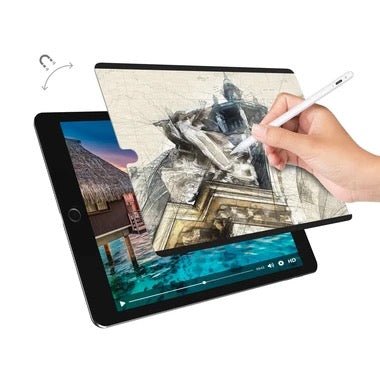 Eine Hand skizziert einen architektonischen Entwurf mit einem Stylus auf einem SwitchEasy Paper Like iPad 8./9. Gen. und erweckt das Konzept über einer tropischen Hütte zum Leben, die von nachhaltigen Naturfasern aus der Fibre-Collection inspiriert ist.