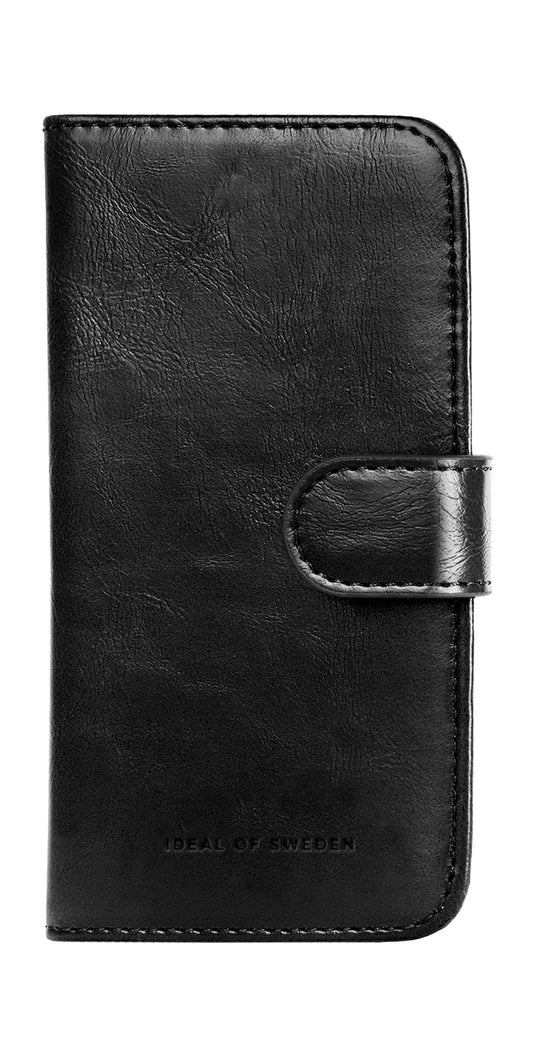 Eine schwarze Lederhülle im Brieftaschenformat mit Klappenverschluss, die sich durch dezente Nähte und den geprägten Schriftzug „IDEAL OF SWEDEN“ unten auf der Vorderseite auszeichnet. Diese speziell für die iPhone-Modelle 8, 7, 6, 6S und SE entwickelte „Magnet Wallet+“-Hülle von Ideal of Sweden ist aus veganen Materialien gefertigt und damit eine elegante und nachhaltige Wahl.