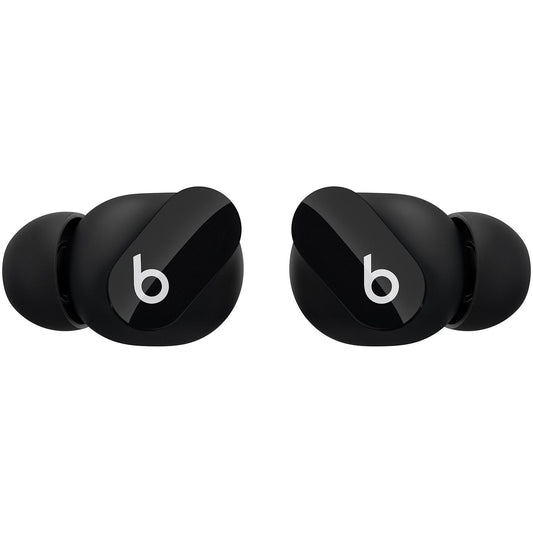 Ein Paar schwarze Beats Studio Buds Kabellose NC In-Ear Kopfhörer von Apple mit weißem Beats-Logo auf jedem Ohrhörer, frontal auf weißem Hintergrund - sie bieten hochwertiges Noise-Cancelling für ein intensives Hörerlebnis.