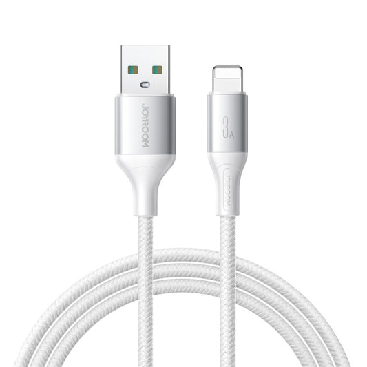 Metal fişlere sahip beyaz bir Joyroom USB-A - Lightning kablosu (1 m, 15 W, USB 2.0); fotoğrafta beyaz bir arka plan önünde uçları görünür şekilde sarılmış haliyle gösterilmiştir – cihazlarınızı hızlı bir şekilde şarj etmek için idealdir.