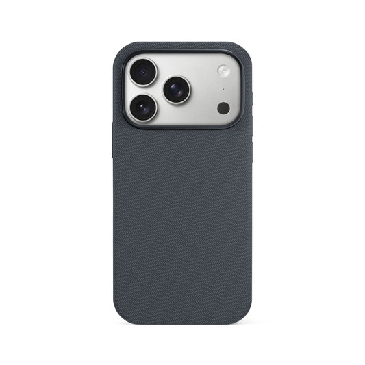 Ein graues Smartphone mit einer strukturierten, dunkelgrauen Hülle, genauer gesagt das „Epico SolidWoven Pro Case für iPhone 17 Pro Max/18 Pro Max in Schwarz“ von Epico, wird von hinten gezeigt, wobei die Dreifachkamera und der Blitz in der oberen linken Ecke hervorgehoben werden – was es zu einer idealen Schutzhülle für Ihr iPhone 17 Pro Max macht.