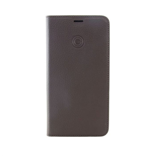 Das geschlossene braune Mike Galeli Book Case MARC für das iPhone 11 Pro Max hat eine strukturierte Oberfläche und ein kleines geprägtes Logo im oberen Bereich. Das elegante Etui hat abgerundete Kanten und wird auf einem weißen Hintergrund angezeigt.