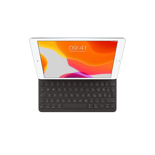 Gezeigt wird ein Apple iPad Air mit einem Apple iPad (7/8/9. Gen) & iPad Air 10.5 Zoll (3. Gen) Smart Keyboard, das einen farbenfrohen orange-rosa Bildschirm mit der Uhrzeit 09:41 vor einem schlichten weißen Hintergrund anzeigt.