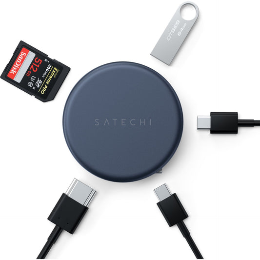 Ein indigoblauer Satechi OntheGo 5-in-1-Multiport-Adapter von Satechi ist von oben auf weißem Hintergrund abgebildet, an den verschiedene Kabel, eine SD-Karte und ein USB-Stick angeschlossen sind, was seine vielseitigen Anschlussmöglichkeiten verdeutlicht.