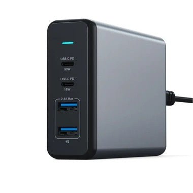Das Satechi 108W Pro Type-C PD Desktop-Ladegerät in Silber und Schwarz bietet zwei USB-C Power Delivery-Anschlüsse und zwei USB-A-Anschlüsse mit gekennzeichneten Leistungsstufen. Das Gerät ist eingesteckt, was durch die leuchtende Anzeigeleuchte angezeigt wird.