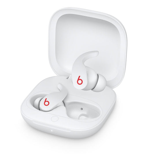 Ein Paar weiße Beats Fit Pro komplett kabellose In-Ear-Kopfhörer von Apple mit Ohrhaken sitzen in einem offenen Ladegehäuse. Jeder Ohrhörer hat ein rotes b-Logo und bietet einen komfortablen Sitz für ganztägigen Musikgenuss.