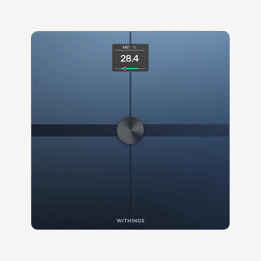 Siyah renkli Withings Body SMART WLAN vücut tartısı, koyu mavi bir yüzeye, ortada bir daireye ve yağ yüzdesini (FAT %) ile 28,4 değerini gösteren küçük bir ekrana sahiptir. Vücut analizi ve kilo takibi için ideal olan bu ürünün alt kısmında WITHINGS markası açıkça görülmektedir.