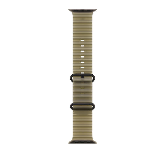 Ein halbtransparentes, seegrasgrünes, geripptes Silikon-Uhrenarmband „Ocean Armband“ mit 49 mm Durchmesser, rechteckigen Schlaufen aus schwarzem Titan und mehreren Verstelllöchern, das von Apple für Wassersportler entworfen wurde und vertikal auf weißem Hintergrund abgebildet ist.