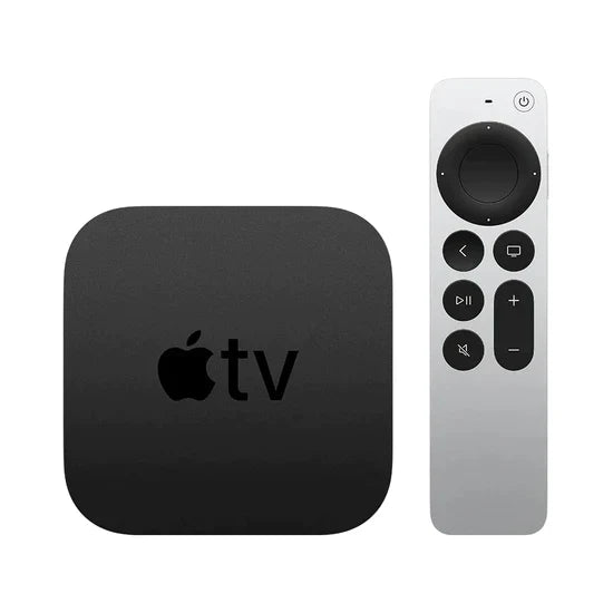 Ein Apple TV Streaming-Gerät wird neben seiner schlanken, silbernen Fernbedienung gezeigt, die ein rundes Touchpad und Tasten zur einfachen Navigation und Medienwiedergabe enthält.