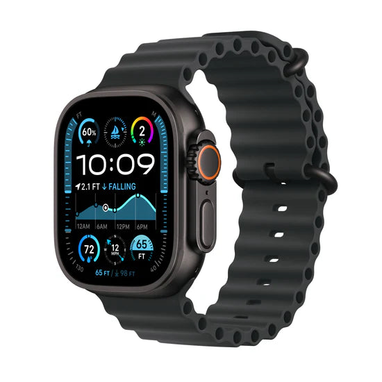 Eine schwarze Apple Smartwatch mit einem robusten, perforierten Armband zeigt eine farbenfrohe digitale Oberfläche mit Uhrzeit, Gesundheitsdaten, Wetter und Aktivitätsdaten an. Die Uhr hat ein rechteckiges Zifferblatt und markante Seitentasten.