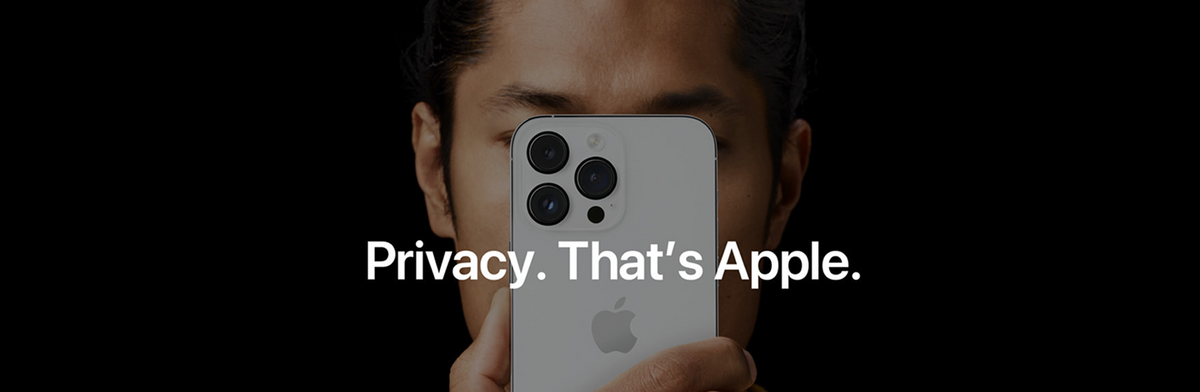 Eine Person hält ein iPhone vor ihr Gesicht, das es teilweise verdeckt, und trägt den Text Privacy. Thats Apple. steht über dem Bild auf schwarzem Hintergrund.