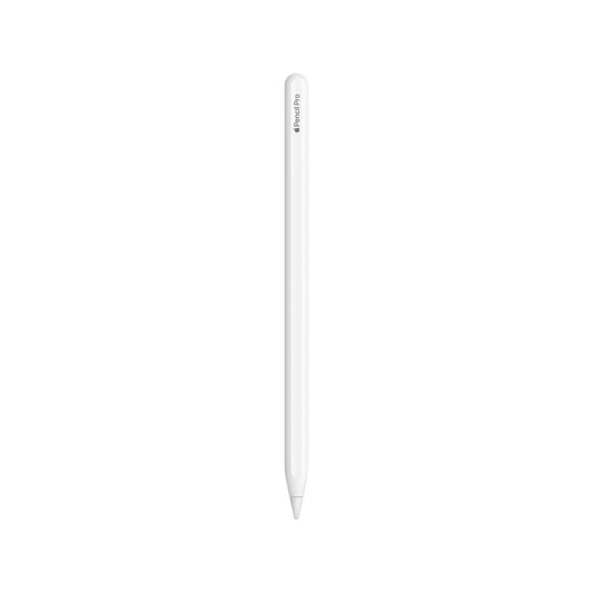 Ein weißer Apple Pencil Pro von Apple, der einem Bleistift mit Präzision und kabelloser Aufladung ähnelt. Er wird vertikal auf einem einfarbig weißen Hintergrund angezeigt. "Apple Pencil Pro" ist in der Nähe der abgerundeten Oberseite und der spitzen Spitze aufgedruckt.