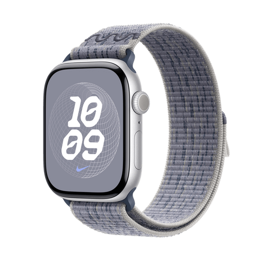 Eine silberne Apple Watch 46 mm mit einem runden Zifferblatt, das "10:09" in Weiß zeigt, mit einem grau/blauen Nike Sport Loop Band von Apple, das auf einem schlichten weißen Hintergrund angezeigt wird.