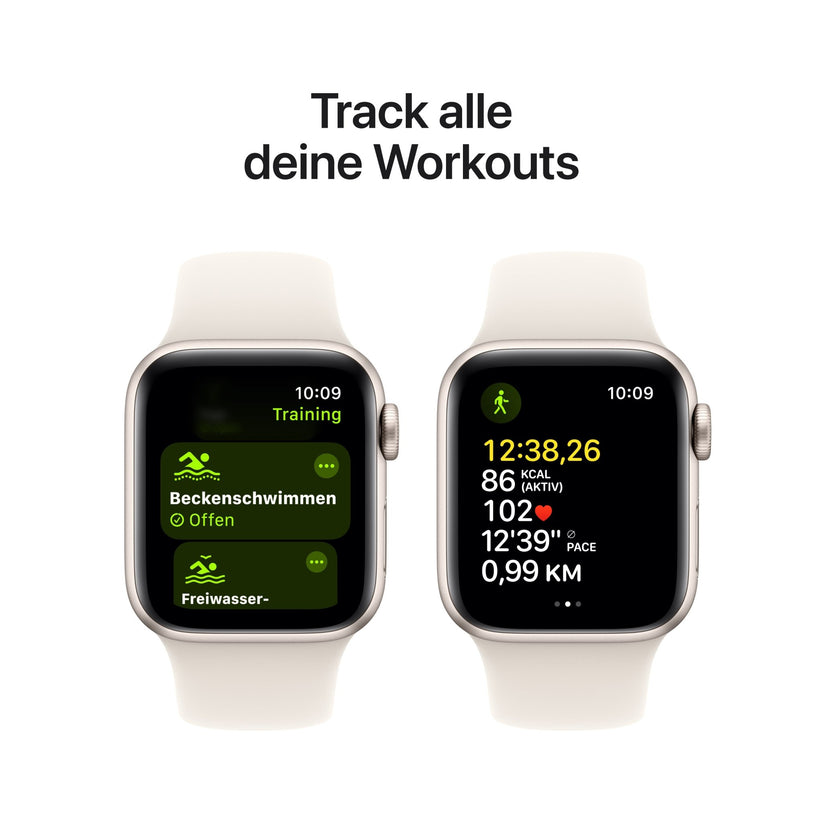 Zwei Apple Watch SE GPS (40mm, Aluminium Polarstern, S/M Sportarmband) von Apple zeigen deutsche Fitness-Tracking-Bildschirme für Schwimmen und Laufen. Darüber steht der Text "Track alle deine Workouts" auf weißem Hintergrund.