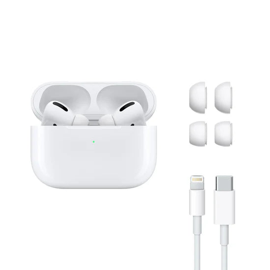 Ein Paar weiße kabellose Apple-Ohrhörer in einem offenen Ladegehäuse, abgebildet mit drei Paar Ohrstöpseln und einem weißen USB-C-auf-Lightning-Ladekabel.