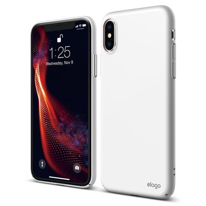 Zwei Smartphones sind abgebildet: Eines zeigt den Bildschirm, das andere die ELAGO Slim Fit iPhone Xs Max Hülle in Weiß. Diese minimalistische Hülle von Elago hat ein dezentes Branding in der unteren Ecke.