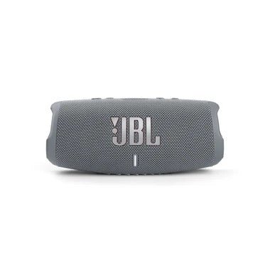 Der JBL Charge 5 Bluetooth-Lautsprecher in grau präsentiert sich mit dem JBL Logo auf dem Frontgitter und liefert kraftvollen JBL Original Pro Sound.