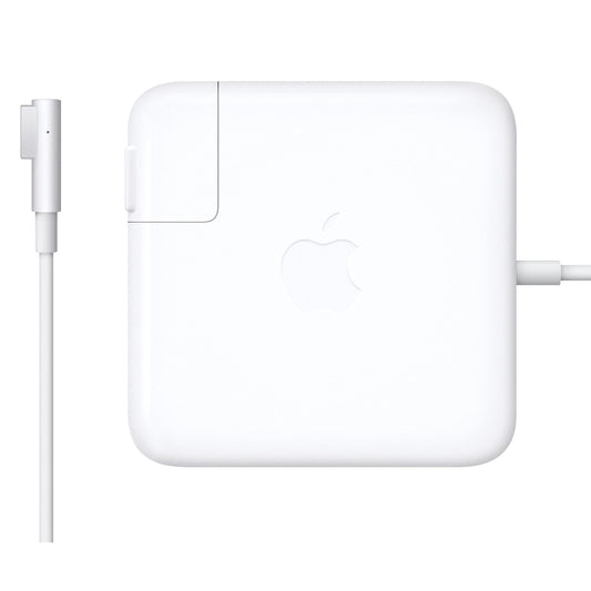 Der Apple 85W MagSafe Power Adapter für MacBook Pro 15" und 17" mit quadratischem Design und geprägtem Apple-Logo ist auf einem schlichten weißen Hintergrund abgebildet.