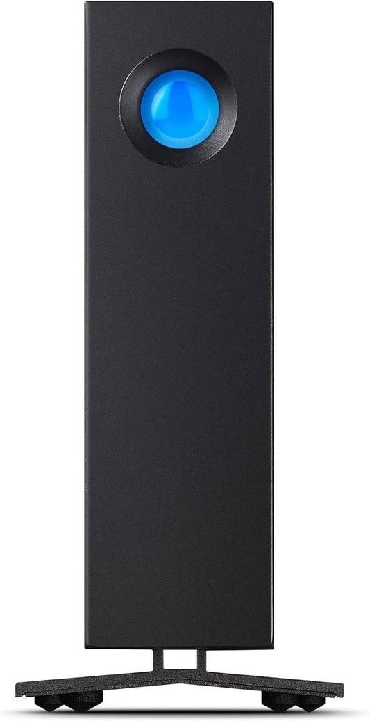 Die LaCie d2 Professional, 10 TB, ist eine große schwarze externe Festplatte mit einer blauen LED an der Oberseite, die vertikal auf einem angewinkelten Sockel steht - diese LaCie USB-C-Desktop-Festplatte bietet bis zu 10 TB Speicherplatz.