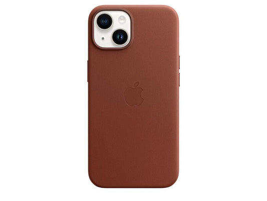 Die Apple iPhone 14/15 Plus Ledertasche mit MagSafe in Umber verfügt über eine Aussparung für zwei Kameras, ein geprägtes Apple-Logo und unterstützt kabelloses Laden. Abgebildet von der Rückseite auf einem schlichten weißen Hintergrund.