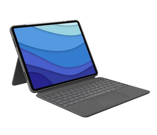 Das Logitech Combo Touch für iPad Pro 11" (2./3./4. Gen) von Logitech verfügt über eine beleuchtete Tastatur mit iOS-Sondertasten und einen Stylus, der auf dem integrierten Ständer vor einem weißen Hintergrund mit einem blauen abstrakten Display steht.