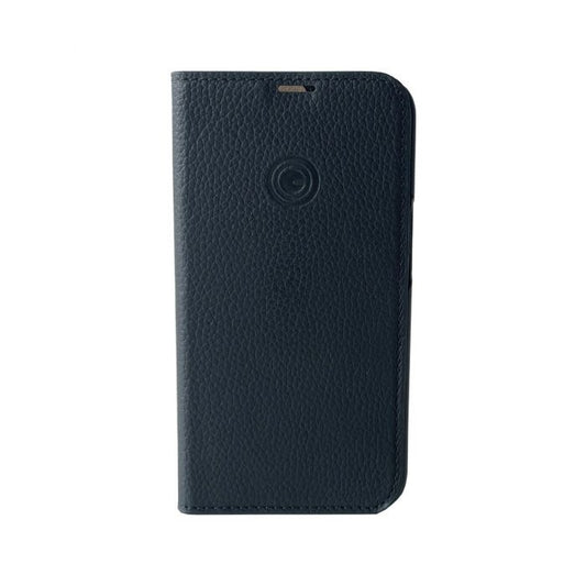 Das Mike Galeli Galeli Book Case MARC für iPhone 14/15 Plus in Schwarz verfügt über strukturiertes Leder, eine Vorderseite mit zentraler Logoprägung, einen Hörerausschnitt und bietet Rundum-Schutz vor Beschädigungen. Der Hintergrund ist einfarbig weiß.