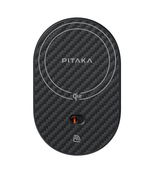 Karbon fiber desenli, Qi kablosuz şarj simgesi ve turuncu durum ışığına sahip, oval şekilli PITAKA Manyetik Araç Telefon Tutacağı.