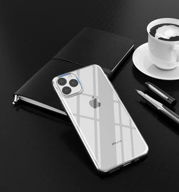 Ein silbernes iPhone mit einer DEVIA Naked Crystal Clear iPhone 11 Pro Max Hülle von DEVIA ruht auf einem schwarzen Notizbuch neben einem Milchkaffee, einem Kugelschreiber und einem Bleistift auf einer dunklen, strukturierten Oberfläche.