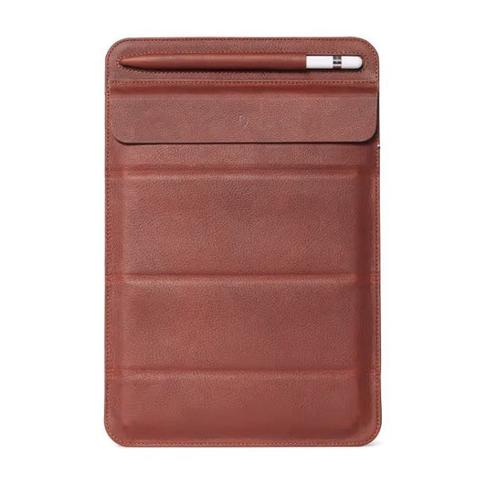 Ein Decoded faltbares Leder Sleeve für iPads bis 11" in Braun, abgebildet auf weißem Hintergrund, verfügt über eine Vordertasche, in der ein weißer Stylus-Stift steckt.