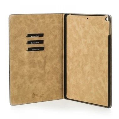 Das Mike Galeli Leder Tablet Case NICK in Schwarz passt für das iPad Air 10.9"/11". Sie verfügt über drei Visitenkartenfächer, ein Gerätefach und eine glatte, strukturierte Innenseite für Eleganz und Schutz.