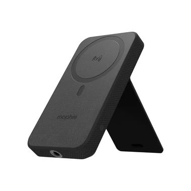 Die Mophie Snap Plus Wireless Powerstation Stand 10.000 mAh in Schwarz verfügt über ein rechteckiges Design mit rundem Ladepad, Kontrollleuchte, ausklappbarem Stützfuß und sichtbarem Mophie-Logo. Kompatibel mit jedem Qi-fähigen Smartphone.