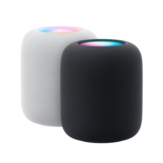 Es werden zwei Apple Smart Speaker gezeigt: einer in Weiß und einer in Schwarz. Beide haben eine Außenseite aus Mesh und eine leuchtende, mehrfarbige Touch-Oberfläche auf der Oberseite. Der weiße Lautsprecher befindet sich etwas hinter dem schwarzen.